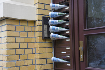Zeitungen im Briefkasten an Eingangstür