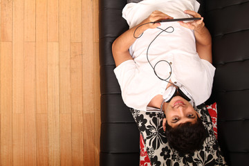 Tablett PC auf dem Sofa