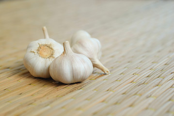 Garlics on pallet