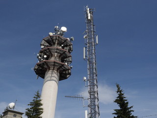 Obraz premium Torre de telecomunicaciones en el Salève (Francia)