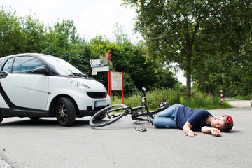 verletzte frau nach einem verkehrsunfall