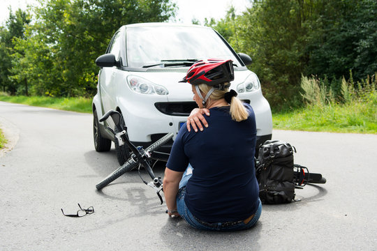frau mit verletzter schulter nach verkehrsunfall