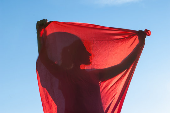 Ragazza Con Telo Rosso