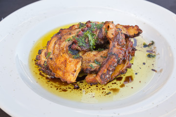 Oktopus vom Grill auf einem Teller