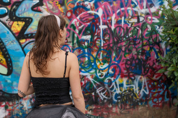 Obraz na płótnie Canvas ragazza con sfondo graffito