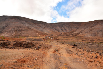 camino de piedras volcanicas en la isla de lanzarote