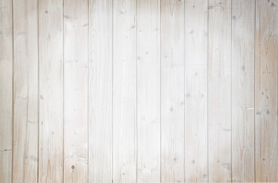 Rustikale helle Holzwand mit Spotlight