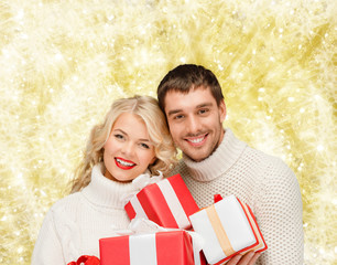 Obraz na płótnie Canvas smiling man and woman with presents