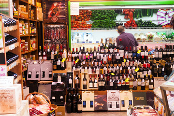 Alcohol store in Logrono, La Rioja - obrazy, fototapety, plakaty