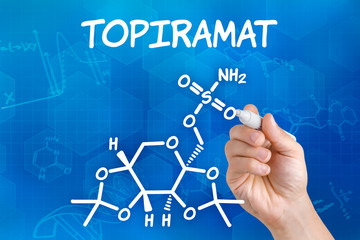 Hand mit Stift zeichnet chemische Strukturformel von Topiramat