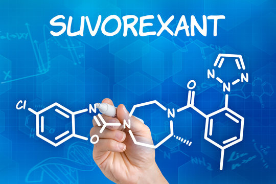 Hand mit Stift zeichnet chemische Strukturformel von Suvorexant