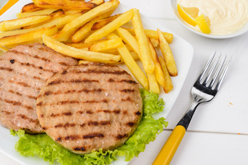 Hamburger con patatine fritte e maionese
