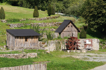Obraz premium Vieux moulin à eau en bois au pied de la Tour de Bridiers