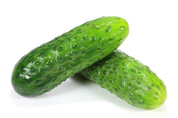 Einlegegurken isoliert auf weißem Hintergrund