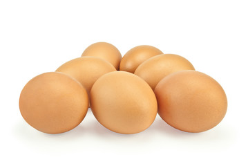 Куриные яйца на изолированном белом фоне