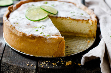 Tart with cream and lime
