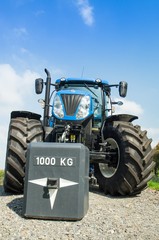 PS-starker Traktor mit Frontgewicht, Hochformat