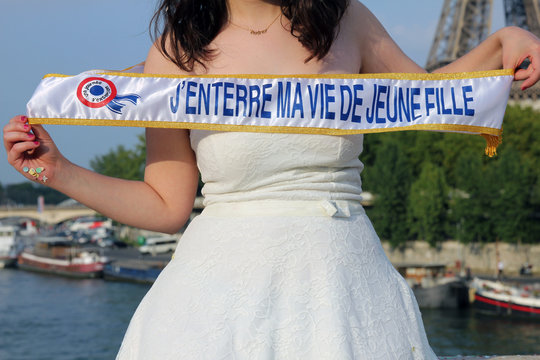 J'enterre ma vie de jeune fille