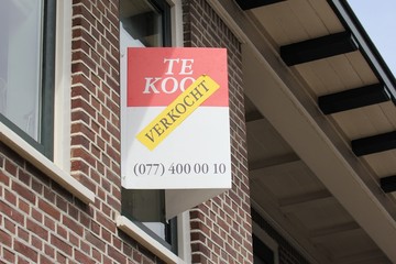 Schild eines Immobilienmaklers mit Hinweis 'verkauft' in den Niederlanden © Björn Wylezich