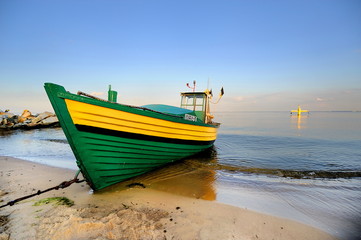 Naklejka na ściany i meble Morze, łódż rybacka na plaży