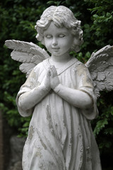 Skulptur eines Engels auf einem Grab