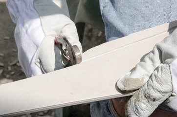 Use of a tile nipper to cut a tile