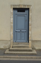 Porte d'entrée avec escalier