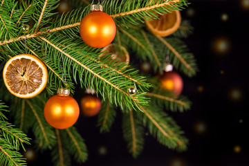 Weihnachtsbaum in orange vor schwarzem Hintergrund