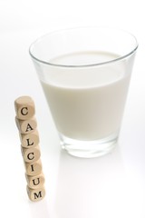 Milchglas mit Milch und Buchstaben