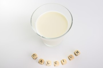 Milchglas mit Milch und Buchstaben