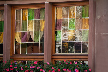 Fototapeta na wymiar Vitraux de couleurs sur fenêtre