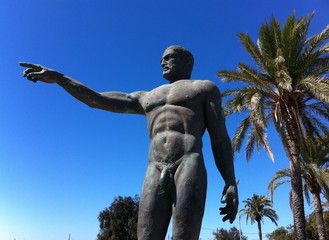 Bronzestatue vor einer Palme