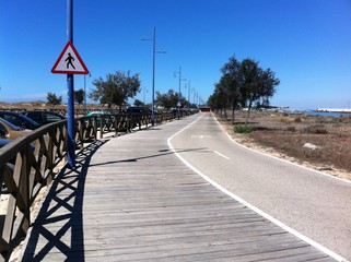 Fußgängerweg am Strand in Andalusien