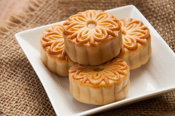 Obraz na płótnie Canvas mooncake , traditional chinese foods during mid autumn festival