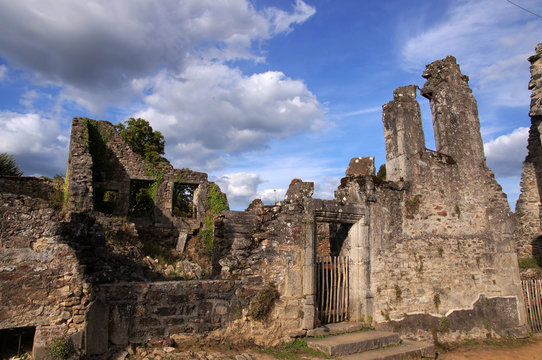 Ruine de maison du village martyr d'Oradour-sur-glane