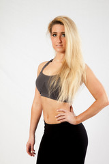 Naklejka premium Blond woman in exercise outfit looking at the camera