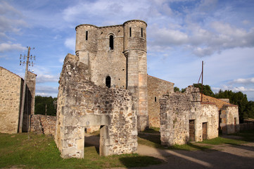 Fototapeta na wymiar Ruine de l'église du village martyr d'Oradour-sur-glane