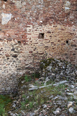 reste d'une maison et d'un lit &agrave; Oradour-sur-glane