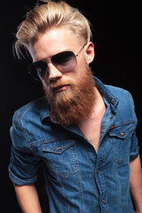 Obraz premium man wearing suglasses and blue shirt posing for the camera