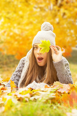 hübsche frau im herbst