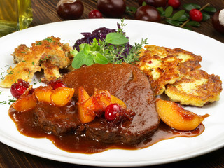 Hirschbraten mit Rotkohl und panierten Steinpilzen