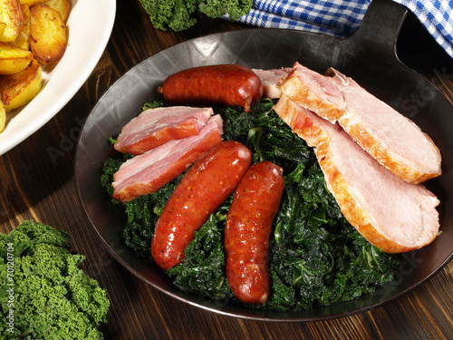 &amp;quot;Grünkohl mit Kassler, Speck und Bratkartoffeln&amp;quot; Stockfotos und ...