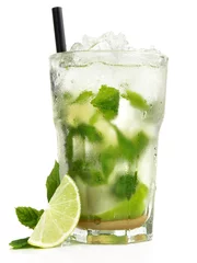 Rolgordijnen Mojito-cocktail met munt en limoen - geïsoleerd © ExQuisine