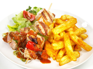 Schaschlik mit Pommes Frites und Salat