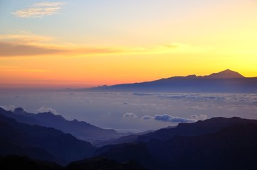 Fototapeta na wymiar Sunset on Teide peak in Tenerife, from Gran canaria island