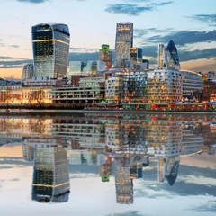 Poster Skylines van Londen in de schemering Engeland UK © TTstudio