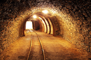 Fototapeta premium Podziemny tunel kopalniany, przemysł wydobywczy