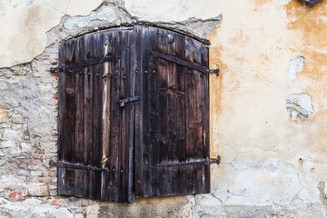 alte Holzklappläden an einem verfallenden Haus in Prag