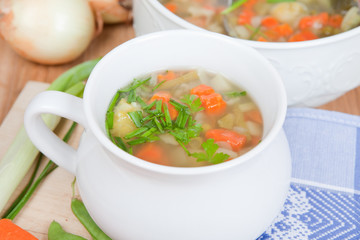 leckere Gemüsesuppe in weißem Topf, vegan