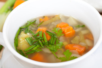 Gemüsesuppe mit Karotten, Lauch, Erbsen, Kräutern